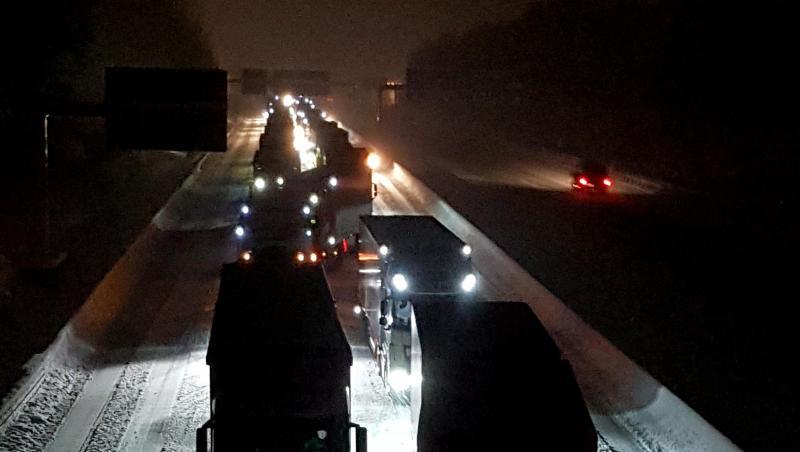 Lastkraftwagen auf der Autobahn 9 an der Anschlussstelle Hermsdorf Süd in Fahrtrichtung Triptis. Lastkraftwagen auf der Autobahn 9 an der Anschlussstelle Hermsdorf Süd in Fahrtrichtung Triptis.