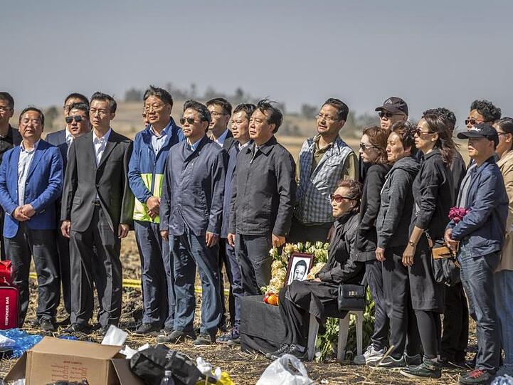Chinesische Verwandte eines Opfers trauern an der Absturzstelle südöstlich von Addis Abeba.