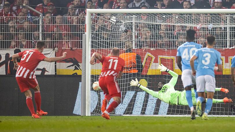 Robin Knoche (l) schoss Union Berlin zum Sieg gegen Malmö.
