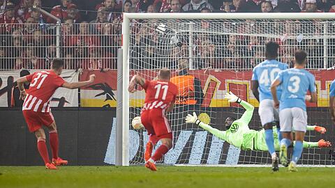Robin Knoche (l) schoss Union Berlin zum Sieg gegen Malmö.