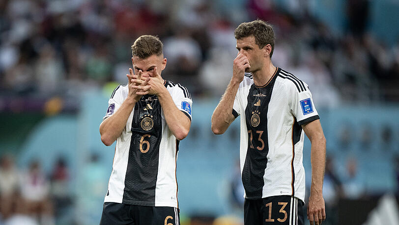 Konsterniert: Kriegen die Bayern-Stars Joshua Kimmich (links) und Thomas Müller mit dem DFB-Team noch die Kurve und ziehen trotz der Auftaktpleite gegen Japan ins WM-Achtelfinale ein?