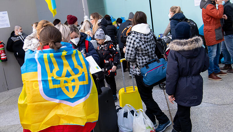 Flüchtlinge aus der Ukraine werden nach ihrer Ankunft am Hauptbahnhof von Mitarbeitern der Caritas und freiwilligen Helfern empfangen. (Archiv)