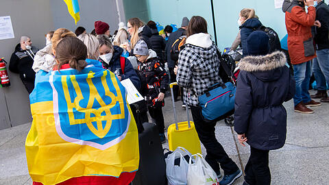 Flüchtlinge aus der Ukraine werden nach ihrer Ankunft am Hauptbahnhof von Mitarbeitern der Caritas und freiwilligen Helfern empfangen. (Archiv)