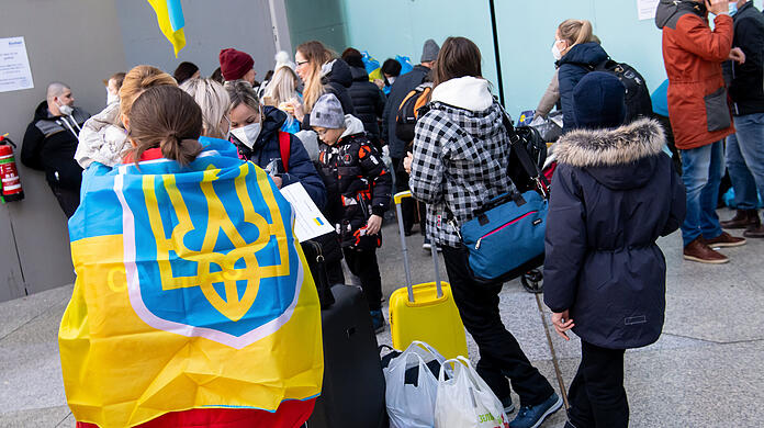 Flüchtlinge aus der Ukraine werden nach ihrer Ankunft am Hauptbahnhof von Mitarbeitern der Caritas und freiwilligen Helfern empfangen. (Archiv)