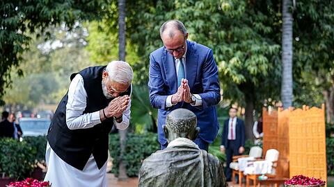 An Gandhis fr&uuml;herer Wirkungsst&auml;tte w&uuml;rdigen Merz und Modi den Freiheitsk&auml;mpfer.