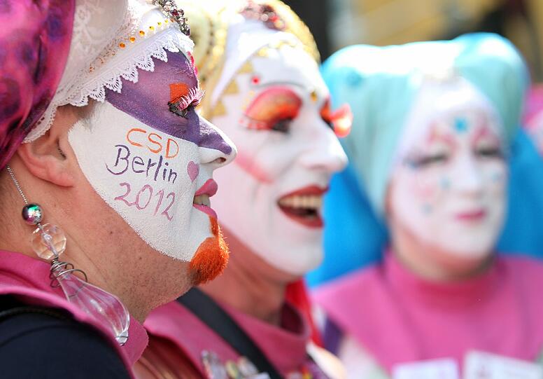Die Aufschrift "CSD Berlin 2012" ist am Samstag in Berlin bei der Christopher Street Day-Parade auf der Wange eines Teilnehmers zu sehen.