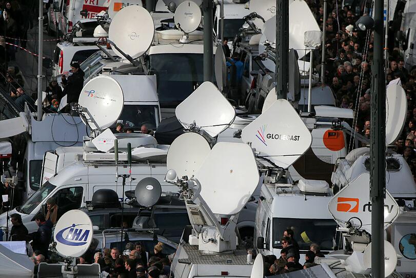 Solidaritätsmarsch gegen Terror in Paris: Bis zu einer Million Menschen wurden erwartet. Merkel und Hollande trauern Arm in Arm. Die Bilder...
