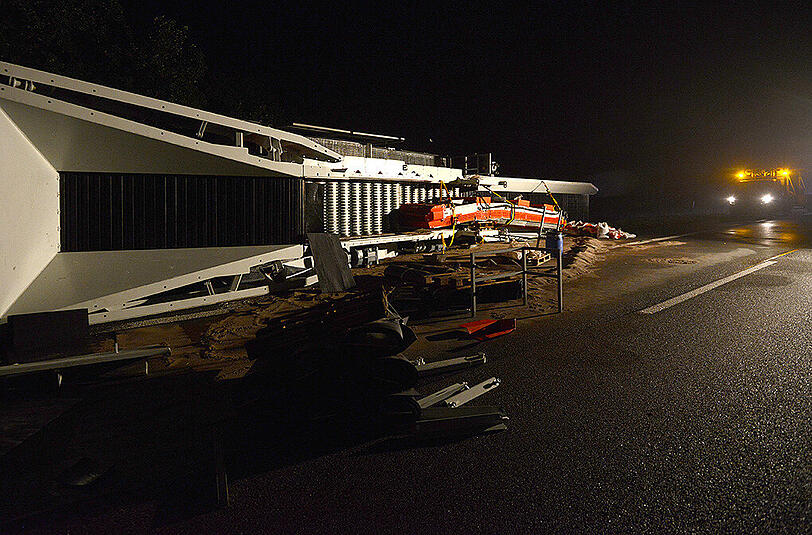 Ein 80-Tonnen-Kran auf der A3 am Kreuz Breitscheid in Nordrhein-Westfalen.