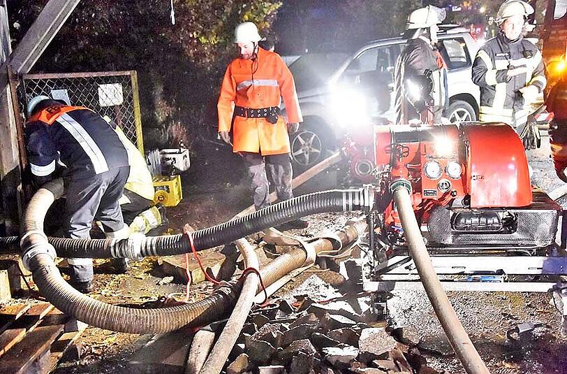 Eine halbe Million Euro: So hoch schätzt die Polizei den Sachschaden nach dem schweren Stallbrand in Au in der Hallertau. Die Bilder vom Feuerwehreinsatz.