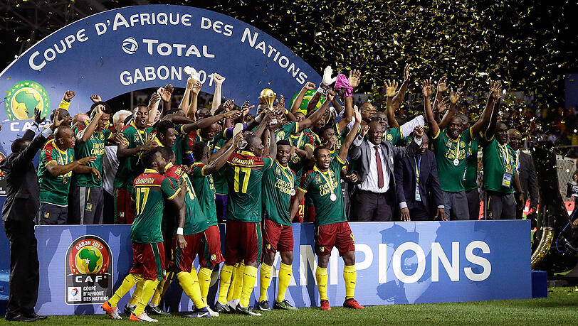 Her mit dem Titel: Neulöwe Frank Boya und Kamerun holten sich am Sonntag gegen Ägypten den Afrika Cup.