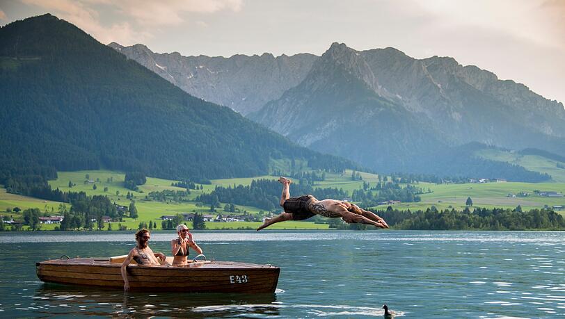 Urlaubsziel wird zur Fotolocation: Am wärmsten Badesee Tirols, dem Walchsee, shooten unsere Models mit Fotograf Tuan.