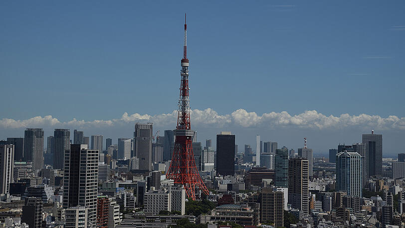 Der weltberühmte Eiffelturm in Paris und der Tokyo Tower in Japans Hauptstadt unterscheiden sich kaum und das obwohl zwölf Flugstunden zwischen ihnen liegen. Der eine entstand 1887, der andere 1958, der eine ist aus Schmiedeeisen, der andere aus Stahl.