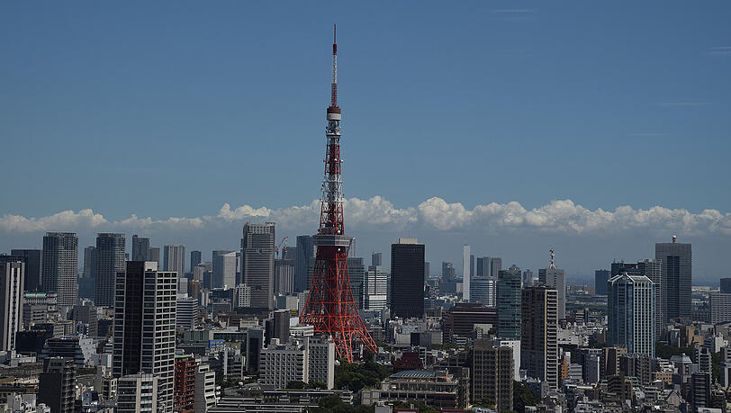 Der weltberühmte Eiffelturm in Paris und der Tokyo Tower in Japans Hauptstadt unterscheiden sich kaum und das obwohl zwölf Flugstunden zwischen ihnen liegen. Der eine entstand 1887, der andere 1958, der eine ist aus Schmiedeeisen, der andere aus Stahl.