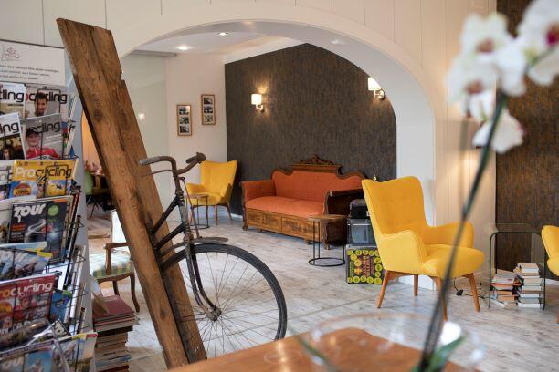 Moderne Rezeptionslounge mit Büchern zum Schmökern und viel Infomaterial für die nächste Radtour.