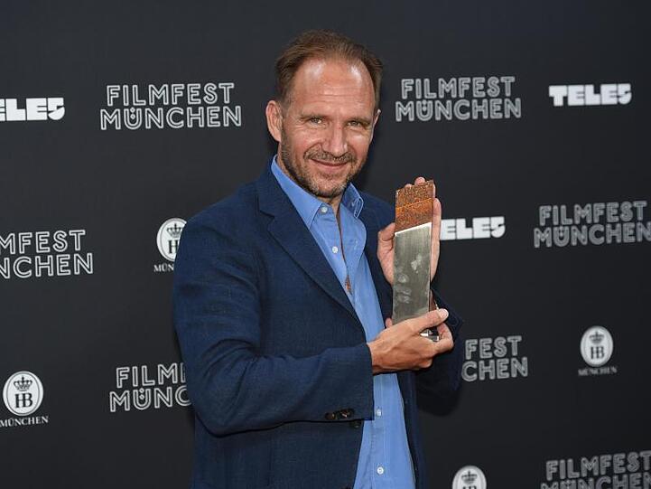 Ralph Fiennes mit dem Ehrenpreis CineMerit Award beim Filmfest München. Foto: Felix Hörhager