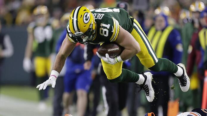 Eddie Jackson von den Chicago Bears stoppt Josiah Deguara von den Green Bay Packers nach einem Fang.