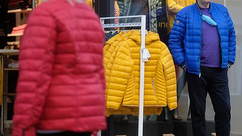 Daunenjacken: Was Verbrauchern beim Einkaufen von Mode wichtig ist.