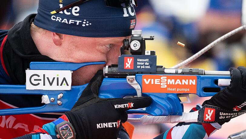 Johannes Thingnes Bö aus Norwegen in Aktion am Schießstand.