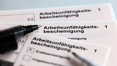 Unnötig oder nötig? Die Krankschreibung in den ersten drei Tagen belastet nicht nur die Ärzte, sagt Krankenkassenchef Gassen.