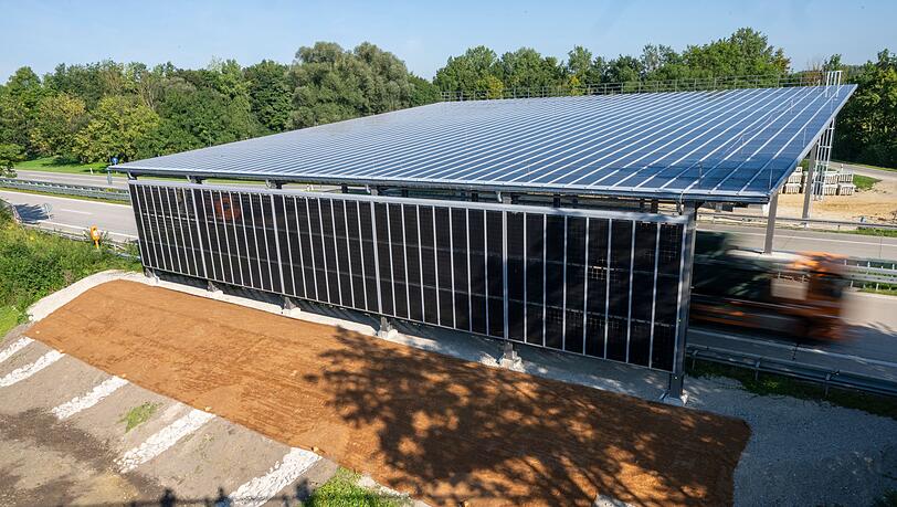 Das Solardach soll jährlich etwa 210.000 Kilowattstunden Strom erzeugen.