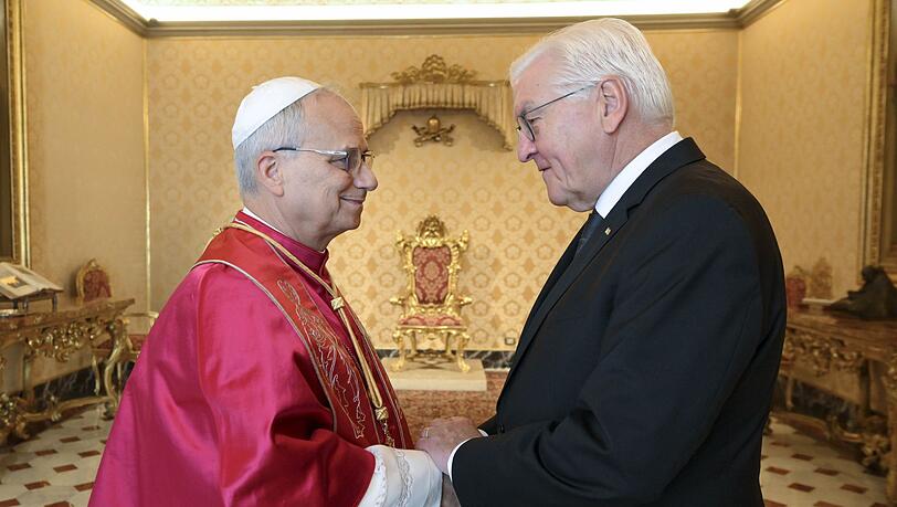 Bundespräsident Steinmeier trifft dem Papst bei Privataudienz.