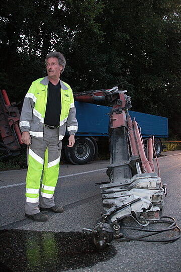 Bei Mühldorf ist ein Lkw mit Ladekran gegen eine Brücke gekracht. Der Kran wurde dabei aus der Verankerung gerissen und landete auf der Straße. Die Bilder.