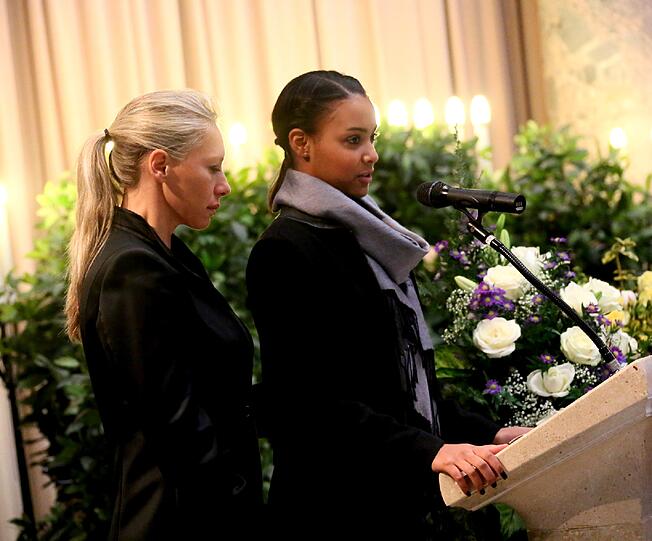 Bewegender Abschied: Nicole Jüttner und Tochter Stephanie (l.) auf der Beerdigung von franz Jüttner