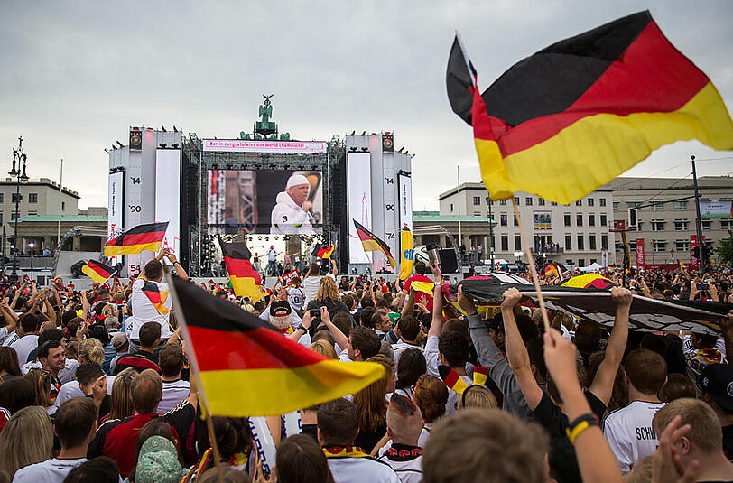 Die deutschen Fans empfangen die Fußball-Weltmeister - die Bilder von der Berliner Fanmeile und dem Flughafen Tegel.