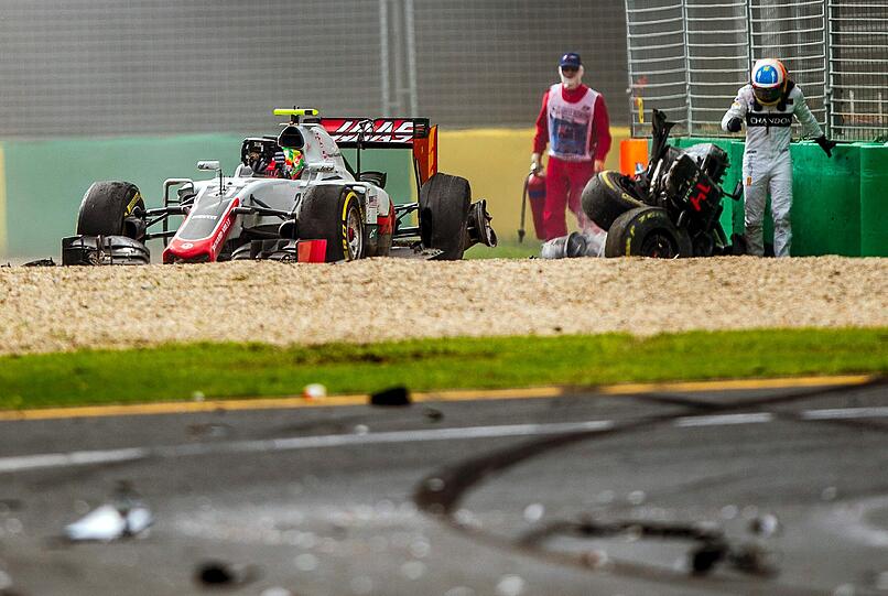 Von dem Wagen war nur noch ein Wrack übrig. "Richtig brutal, vor allem wie er aufgekommen ist", meinte RTL-Experte und Ex-Champion Niki Lauda: "Ein fürchterlicher Überschlag. Da hat er ein Riesenglück gehabt."
