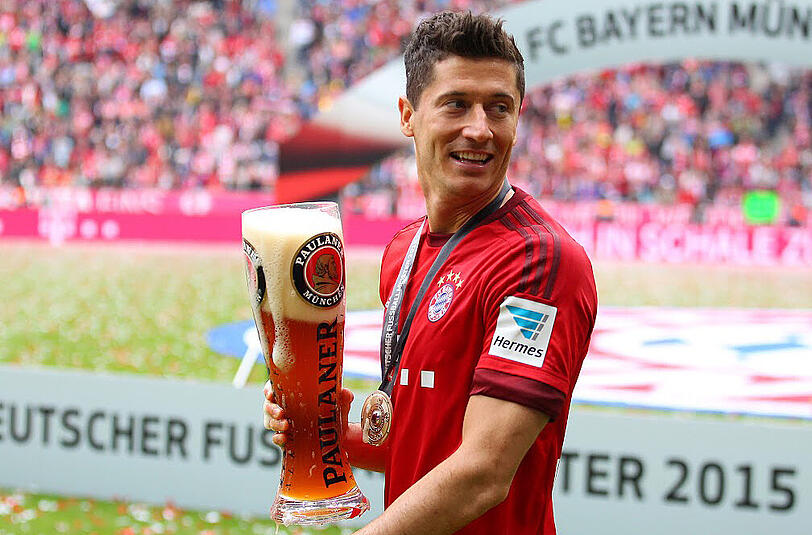 Dass der Gerstensaft nicht nur abkühlt, sondern auch hervorragend schmeckt, wusste der polnische Nationalspieler nach einer Saison in München natürlich schon.