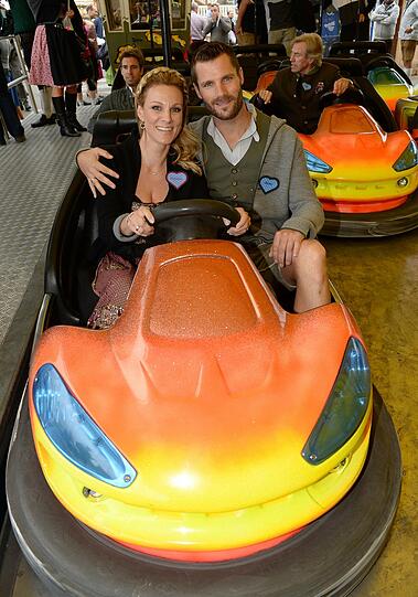 Martin Tomczyk mit Frau Christina Surer beim BMW Wiesn Sport-Stammtisch am 20. September.