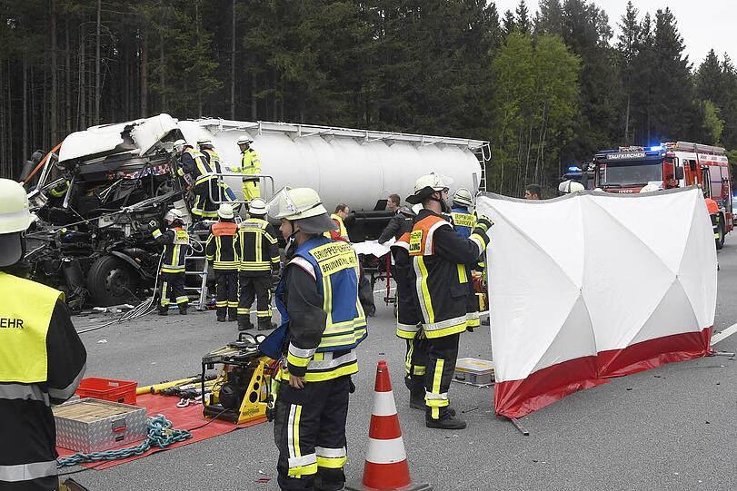 Schlimmer Unfall auf der A8: Ein Sattelzug rast in eine Kolonne und schleudert zwei Autos dutzende Meter weg. Die Bilder vom Einsatz.