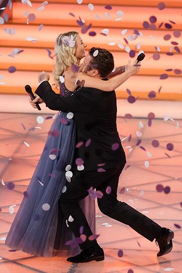 Stefan Mross und Anna-Carina Woitschack liegen sich nach dem Antrag in den Armen.