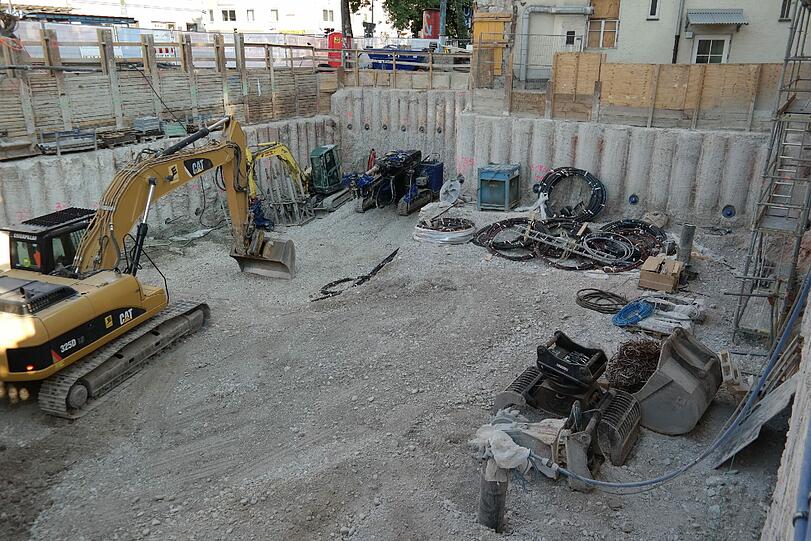 Der Blick in die Baugrube für die Glockenbach-Suiten. Hier geht's weit runter bis zur Tiefgarage.