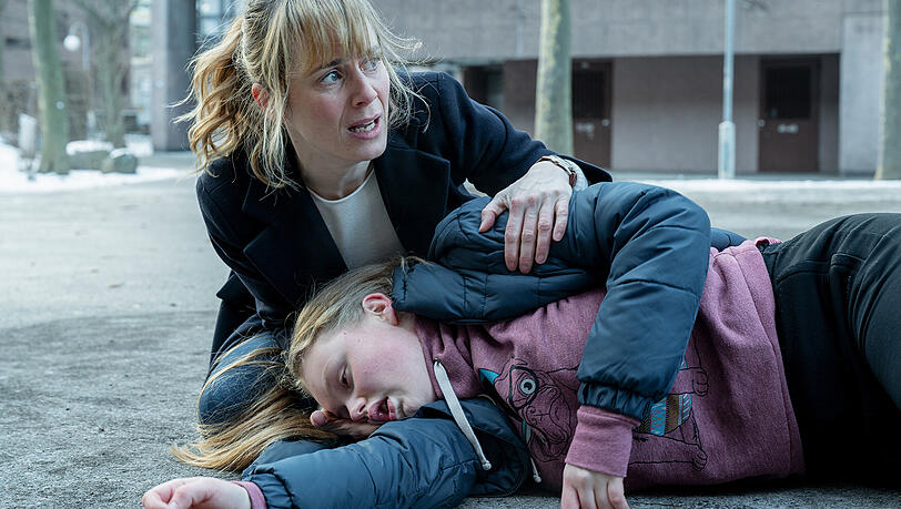 Die jugendliche Zeugin Klara Canetti (Anouk Petri) kollabiert nach ihrer Aussage neben Kommissarin Isabelle Grandjean (Anna Pieri Zürcher).