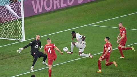 Der Schweizer Breel Embolo (M) hat nach wenigen Sekunden die erste Großchance im Spiel.