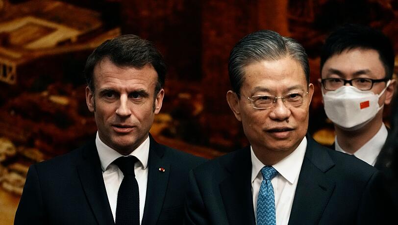 Frankreichs Präsident Emmanuel Macron (l.) und Zhao Leji, Vorsitzender des Nationalen Volkskongresses Chinas.