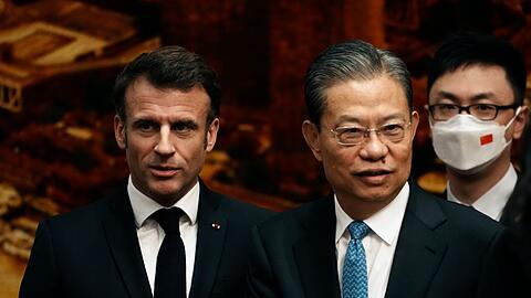 Frankreichs Präsident Emmanuel Macron (l.) und Zhao Leji, Vorsitzender des Nationalen Volkskongresses Chinas.