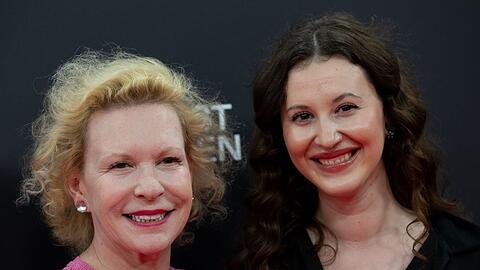Sunnyi Melles (l) und ihre Tochter Leonille Prinzessin zu Sayn-Wittgenstein, kommen zur Eröffnung des Filmfests München.