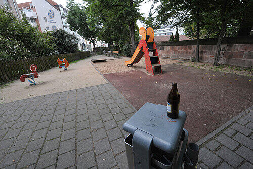 Kein Platz für Kinder: der Spielplatz an der Imhoffstraße in Gostenhof. Die Bierflasche auf dem Mülleimer gibt einen Hinweis, wie die Fläche derzeit genutzt wird.