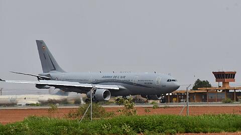 Ein Flugzeug der französischen Luftwaffe auf dem internationalen Flughafen von Niamey. Zwei Evakuierungsmaschinen sind inzwischen in Frankreich gelandet.
