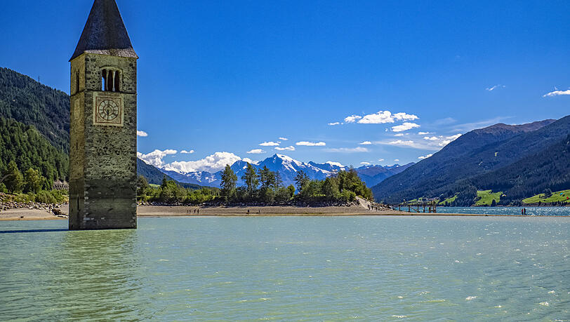 Nicht auf der Tiroler, aber auf der Südtiroler Seite liegt der Reschensee. Die Anfahrt ist zumindest von Norden aus deutlich erschwert.