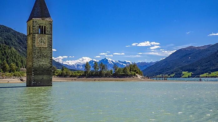 Nicht auf der Tiroler, aber auf der Südtiroler Seite liegt der Reschensee. Die Anfahrt ist zumindest von Norden aus deutlich erschwert.