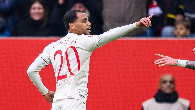 Startelfdebüt mit Doppelpack: Augsburgs Alexis Claude-Maurice beim Torjubel.