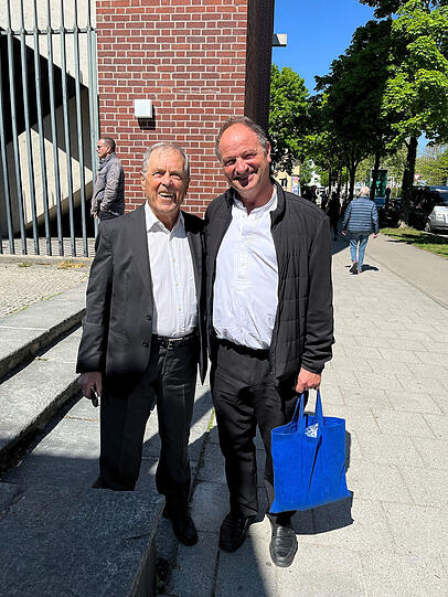 Meisterlöwe Fredi Heiß (l.) mit Pfarrer Reiner Maria Schießler.
