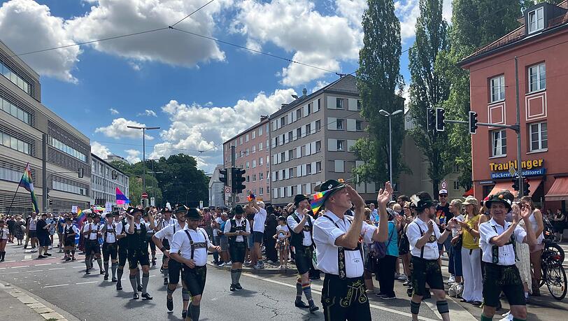 Die queere Plattlergruppe sorgte für beste Stimmung bei den Zuschauern. Die queere Plattlergruppe sorgte für beste Stimmung bei den Zuschauern.