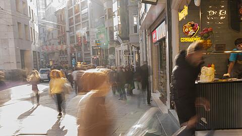 Ermittler vermuteten bisher eine Lebensmittelvergiftung, etwa durch Streetfood.
