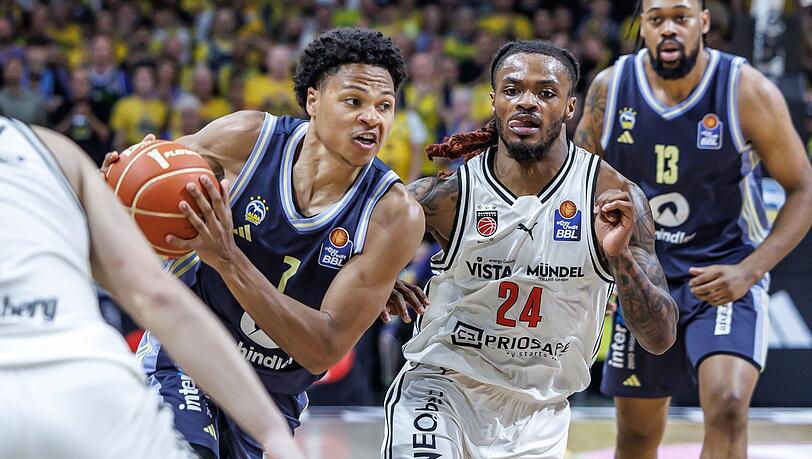 Alba-Youngster Jack Kayil (l) zieht an Bambergs Cobe Williams vorbei.