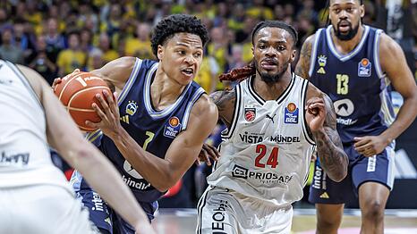Alba-Youngster Jack Kayil (l) zieht an Bambergs Cobe Williams vorbei.