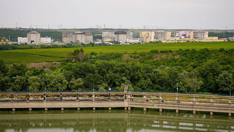 Blick auf das Kernkraftwerk Cernavoda, das aufgrund des extrem niedrigen Wasserstands der Donau ganz abgeschaltet wird. Blick auf das Kernkraftwerk Cernavoda, das aufgrund des extrem niedrigen Wasserstands der Donau ganz abgeschaltet wird.